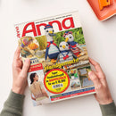 Titelbild der Handarbeitszeitschrift „Anna“ mit der Überschrift „Handgemacht & sommerleicht“, zeigt drei gehäkelte Möwenfiguren in gestreifter Kleidung auf grünem Hintergrund, kleinere Abbildungen von Strick- und Häkelprojekten sowie Textelemente zu Themen wie Häkeln, Stricken, Basteln, Nähen und einem „Lehrgang: Freies Applizieren – so geht’s!“. Zwei Hände halten das Magazin vor weißem Untergrund.