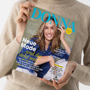 Schräg gehaltenes DONNA-Magazin mit olivgrünem Cover, darauf das Porträt einer weiblichen Person mit langen braunen Haaren und blauem Jeanshemd. Sichtbare Texte: „Lesen, lachen, abtauchen“, „Neue Mode und die steht mir!“, „Meine Zeit ist jetzt“, „Zurück zur Jugendliebe?“ sowie „Der DONNA Stil-Guide für erwachsene Frauen: Coole Farben, Jeans & Schnitte“. Im Hintergrund hält eine Person im beigefarbenen Strickpullover das Magazin.