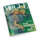 Magazincover der deutschen Ausgabe der „VOGUE“, Collector’s Issue, mit grünem Hintergrund. Im Mittelpunkt eine hellhäutige weibliche Person mit blondem, kinnlangem Haar, gemustertem Kleid in Blau-Weiß-Tönen und goldfarbenem Armband, mehrfach gespiegelt in Kaleidoskop-Optik. Sichtbare Texte: „VOGUE“, „THE WOMEN WE ARE“, „EIN KALEIDOSKOP DES FRAUSEINS“, Name „MALA EMDE“.