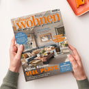 Titelbild der Wohnzeitschrift „zuhause wohnen“, Ausgabe Nr. 7 Juli 2026. Eine hellhäutige Person mit grünem Pullover hält das Magazin über einer weißen Fläche. Die Titelseite zeigt ein modern eingerichtetes Wohnzimmer mit grauem Sofa, Holztisch und beigen Kissen. Sichtbare Texte: „Kleine Räume, VIEL PLATZ“, „Wie Wohnen wirklich glücklich macht“, „LUST AUF SÜDEN“, „KÜHLE TRÄUME“, „ZAUBERN MIT TAPETEN“, „VORHER-NACHHER“ und „ZU GEWINNEN“.