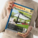 Helle, langärmlig gekleidete Person hält die Zeitschrift „Bauen & Renovieren“ mit gelbem Titelbalken und blauem Rand in beiden Händen; auf dem Cover ein Foto einer modern überdachten Terrasse mit Gartenmöbeln vor einem See, umgeben von Grünpflanzen. Sichtbare Textzeilen: „Der Sommer kann kommen“, „Innenträume“, „Erneuerbare Energien“, „Balkonterasse“ sowie QR-Code und Webadresse „www.renovieren.de“.