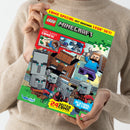 Beige gekleidete Person hält ein farbenfrohes Magazin mit dem Titel „LEGO Minecraft Comic Special“ hoch; Cover zeigt pixelartige Comicfiguren, darunter ein Mensch mit Schwert und graue Blockcharaktere vor Baukulisse, mit Textfeldern „Zwei Super Comics!“, „Aufrüsten!“, „Meister und Lehrling“, „Achtung, Action!“ sowie gelbem Hinweis „24 Seiten Comic“, Logo „Blue Ocean“ unten links.