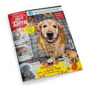 Schräg fotografiertes Titelbild der Zeitschrift „Ein Herz für Tiere“ mit großem goldenem Hund im Mittelpunkt, zwei Wellensittichen darüber sowie Katzen, Chinchilla, Biber, Gorillas, Pferd, Kürbissen und Herbstblättern. Sichtbare Texte: „Gemeinsam für Pfote, Fell und Feder“, „Haustier-Ratgeber – Gesund und fit durch den Herbst“, „Graue Schnauze, goldenes Herz“, „Herbst-Spezial“ und „Deko- & Bastel-Tipps“.