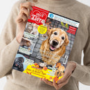 Person im beigen Strickpullover hält eine schräg fotografierte Zeitschrift mit rotem, schwarzem und gelbem Cover. Titel „Ein Herz für Tiere“, großes Foto eines Golden Retrievers sowie Bilder von Katzen, Nagetier, Papageien, Gorillas, Pferd und weiteren Tieren; sichtbare Texte: „Gemeinsam für Pfote, Fell und Feder“, „Graue Schnauze, Goldenes Herz“, „Herbst-Spezial“ und „Deko- & Bastel-Tipps“.