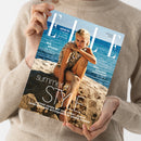 Hochformatige Zeitschrift mit blauem „J“-Logo und dem Titel „Summer in STYLE“, gehalten von einer weiblichen Person in einem beigefarbenen Strickpullover. Das Cover zeigt eine blonde Frau im Muscheloberteil am felsigen Strand vor blauem Meer; sichtbare Texte: „LOVE IT! 9 Schritte zu richtig gutem Sex“, „BIG SPLASH Die besten Hitze-Hacks“, „AUGUST 2026“, „DAS SONNEN-HOROSKOP Die Sterne machen Party“ und „LUFTIGE LOOKS MIT ICED EFFEKT, COOLE TANKTOPS UND ACCESSOIRES IN SORBET-FARBEN“.