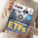 Eine Person in beigefarbenem Strickpullover hält ein schräg ausgerichtetes Magazin mit weißem und dunkelblauem Cover in beiden Händen. Sichtbare Texte: „euro“, „DAS MAGAZIN FÜR WIRTSCHAFT UND GELD“, „Lindner exklusiv“, „Die sichersten ETFs der Welt“ und „GEPRÜFT: 60 %, 90 %, 130 % GEWINN“; abgebildet sind ein Mann im Anzug und ein silberner Tresor.