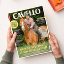Titelblatt der Zeitschrift „CAVALLO“ mit einer reitenden weiblichen Person in rosafarbenem Pullover und schwarzer Reithose auf einem braunen Pferd mit Zaumzeug vor grünem Hintergrund. Schlagzeilen u. a.: „Pferde-Wechsel: sinnvoll & gezielt“, „Body-Shaming“, „Die nächste Klimke-Generation“, „Für feine Zügel-Hilfen“, „Wärme, Kälte und Wasser“, „Futter für Spezial-Fälle“. Hände halten das Magazin vor hellem Untergrund.