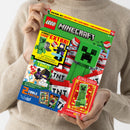 Person in beigefarbenem Strickpullover hält farbenfrohes Magazin „LEGO Minecraft“ in den Händen; auf dem Titel große grüne Creeper-Figur vor Stapeln weiß-roter TNT-Blöcke, gelbe Fläche mit Text „Starkes LEGO Extra! Creeper + TNT-Schleuder + Explosionsexperte“, weitere Textelemente u. a. „Interaktiver Comic“, „2 coole Poster“, „Exklusiv! Limitierte Karte“, Comic- und Posterabbildungen unten.