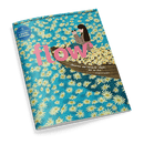 Cover des Magazins Flow. Eine Person sitzt in einem Boot voller Blumen auf blauem Hintergrund mit Margeritenmuster. Schlagzeile: Umarme das herrliche Chaos, das du bist.