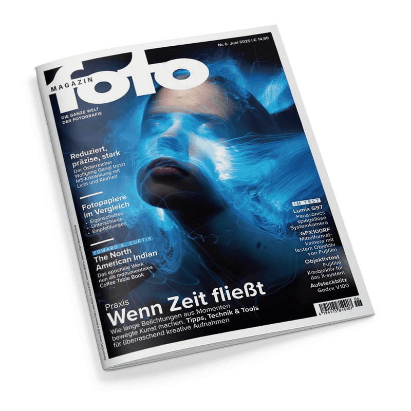 Cover von foto MAGAZIN mit einem Gesicht, umgeben von blauen, leuchtenden Lichtspuren. Hauptschlagzeile: Wenn Zeit fließt.