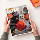 Aufgeschlagenes Fotomagazin „foto“ mit dem Titel „Die Welt im Hochformat“ und dem Untertitel „Wie Social Media und das Smartphone unser Sehen und Fotografieren verändern“. Das Cover zeigt eine Person mit Smartphone und weißen Schuhen auf einem Autositz; weitere Texte nennen „Filmen für Einsteiger“, „Fotobuchtest“, „Neuseeland“, ein Sigma-Objektiv, den BenQ-Monitor PD2770U und das Sony Xperia 1 VII.