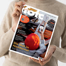Weibliche Person im beigefarbenen Strickpullover hält ein schräg abgebildetes Fotomagazin mit weißem Rand und farbigem Titelbild. Sichtbare Texte: „MAGAZIN“, „DIE GANZE WELT DER FOTOGRAFIE“, „Filmen für Einsteiger“, „Fotobuchtest“, „Neuseeland“ und „Die Welt im Hochformat“; abgebildet sind eine Kamera, ein Smartphone, eine Person mit weißen Schuhen und ein roter Ball.