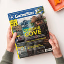 GameStar-Magazin mit blauem Titelkopf und weißem „GameStar“-Logo, schräg von oben von zwei Händen gehalten. Das Cover zeigt einen bärtigen Piraten mit Dreispitz vor Palmen und Meer sowie die Texte „CORSAIR COVE“, „THE BLOOD OF DAWNWALKER“, „ASSASSIN’S CREED: BLACK FLAG RESYNCED“, „REGIONS OF RUIN“ und „AFTERLOVE EP“; rechts oben liegt ein orangefarbenes Objekt.