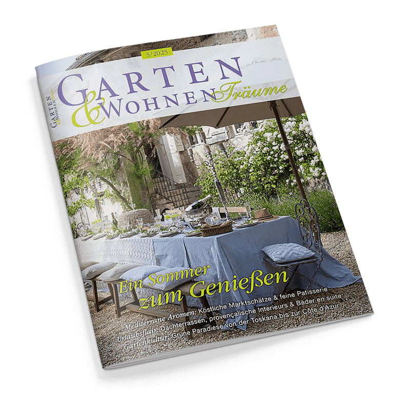 Cover der Zeitschrift Garten & Wohnen Träume, Ausgabe 3/2025, mit gedecktem Esstisch im mediterranen Garten und der Schlagzeile Ein Sommer zum Genießen.