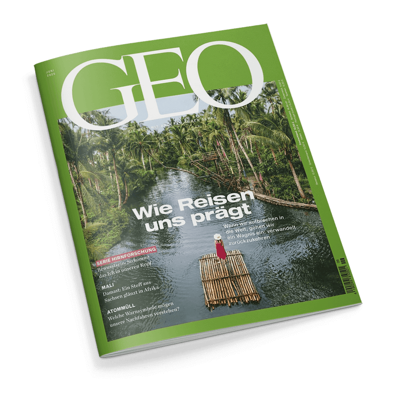 GEO Magazin Juni 2025: Frau auf Holzfloß auf tropischem Fluss, umgeben von Palmen. Hauptschlagzeile: Wie Reisen uns prägt.