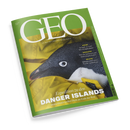 Grün gerahmtes GEO-Magazin, schräg von oben auf schwarzem Hintergrund, mit Großaufnahme eines schwarz-weißen Pinguins vor gelber Kleidung. Sichtbare Texte: „GEO“, „DIE WELT MIT ANDEREN AUGEN SEHEN“, „AUGUST 2025“, „KÄFER – So bunt, so viel! Die Erfolgsgrabbler“, „SOKRATES – Wie wir Antworten auf letzte Fragen finden“, „MEXIKO – Kämpferinnen ohne Furcht: Luchadoras“ und „Expedition zu den DANGER ISLANDS – Deutschlands weißer Fleck am Ende der Welt“.
