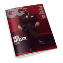 GQ Germany Cover: Ben Affleck sitzt im Anzug und mit Brille vor rotem Hintergrund, mit der Schlagzeile Ben Affleck – Ein Besuch beim Boss.