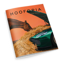 Schräg liegendes Magazin „HOOFORIA“ mit orangefarbenem Cover: Ein braunes Pferd ragt links aus einem grünen Sportwagen, dessen Front von goldenem Stroh bedeckt ist; oben rechts liegt ein schwarzer länglicher Gegenstand. Sichtbare Aufschrift: „