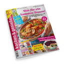 Schräg vor schwarzem Hintergrund fotografierte Zeitschrift „kochen & genießen“ mit pinkem Rand und Titel „Was für ein Tomaten-Traum!“. Das Cover zeigt eine Auflaufform mit gefüllten Rouladen in Tomatensoße, grünen Kräutern und Tomaten; eine Hand hält die Form. Sichtbare Texte: „Schnell & köstlich: Airfryer-Rezepte“, „Der Pool ruft“, „Erntefrisch & fruchtig: Sommerkuchen“ und „Gratis-Extra: Aus dem Garten direkt ins Glas!“.