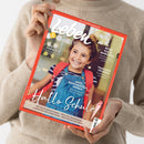 Eine Person im beigefarbenen Strickpullover hält schräg eine Zeitschrift mit rotem Rand. Das Cover von „Leben & erziehen – DAS ELTERN-MAGAZIN“ zeigt ein lächelndes Kind in Jeans-Latzhose und rotem Rucksack; sichtbar sind außerdem „Selbstfürsorge“, „Reise nach Marokko“, „Familienfrieden“, „Aufs Bauchgefühl hören“ und „Hallo Schule“.