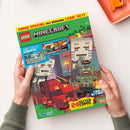 Auf weißer Fläche hält eine nicht näher bestimmbare Person ein schräg liegendes LEGO-Minecraft-Magazin mit grünem Rand und farbiger Pixelgrafik. Sichtbare Texte: „COMIC SPECIAL MIT ORIGINAL LEGO SET!“, „LEGO MINECRAFT“, „ZWEI TOLLE COMICS!“, „COOLE ACTION!“, „22 SEITEN COMIC“, „Mojang Studios“ und „Blue Ocean“; oben rechts liegt ein orangefarbenes Tablett.
