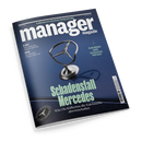Schräg fotografiertes, dunkelblaues „manager magazin“-Cover mit silberfarbener Mercedes-Stern-Kühlerfigur in der Mitte. Sichtbare Texte: „Rüstungs-ETFs – Wo sich der Einstieg noch lohnt“, „KI-Duell“, „Qiagen“, „Klaus-Michael Kühne“, „Schadenstall Mercedes“ und „Wie Ola Källenius die Edelmarke abwirtschaftet“.
