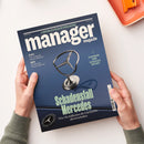 Dunkelblaues Magazin „manager magazin“ mit großem weißem Titel, silbernem Mercedes-Stern und grüner Schlagzeile „Schadenstall Mercedes“; darunter steht „Wie Ola Källenius die Edelmarke abwirtschaftet“. Weitere sichtbare Texte: „KI-DUELL Wie Anthropic OpenAI überholt“, „QIAGEN Der Biotech-Pionier stürzt ab“, „KLAUS-MICHAEL KÜHNE Ein Patriarch im Kaufrausch“ und „RÜSTINGS-BETS Wo sich der Einstieg noch lohnt“. Zwei Hände halten das Magazin auf weißer Fläche; oben rechts liegt ein orangefarbenes Objekt.