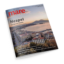 Aufgeschlagen dargestelltes Magazincover „mare – Die Zeitschrift der Meere“ mit dem Titel „Neapel, Königin des Südens“ und einer Luftaufnahme von Neapel, Küste, Bucht und Berglandschaft bei warmem Abendlicht. Sichtbare Texte: „Deep Talk: Wie Wale telefonieren“, „Mississippi-Delta: Der Blues der Cajuns“ und „Cap Arcona: Die vergessene Katastrophe in der Lübecker Bucht“.