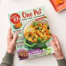 Zeitschrift „meine Familie & Ich“ mit dem Titel „One Pot – schnell • lecker • aus einem Topf“, gehalten von zwei nicht näher erkennbaren Händen. Das Cover zeigt einen grünen Topf mit Gemüse und Hähnchen, dazu die Aufschriften „Neue Rezepte!“, „Sommerküche“, „Traumhafte Kuchen“ und „Zwetschgen“; oben rechts liegt ein orangefarbenes Küchengerät.