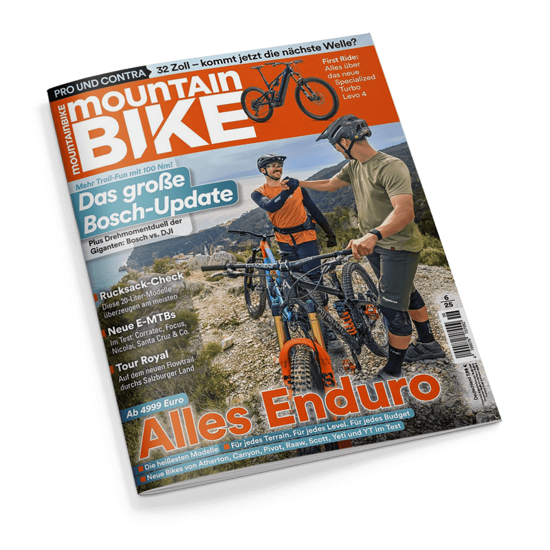 Cover des Magazins Mountain Bike: Zwei Männer in Mountainbike-Ausrüstung stehen mit ihren Fahrrädern auf einem Trail. Hauptschlagzeilen: Alles Enduro, Das große Bosch-Update.