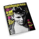 Titelblatt des musikexpress Magazins 06/25. Zeigt einen jungen Mann mit dunklen Haaren in Schwarz-Weiß, dazu die Schlagzeilen 40 Jahre A-HA: Alles über ihr Meisterwerk, Die 25 besten unbekannten Pop-Alben der 80er und Lana Del Rey.