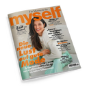 Schräg vor schwarzem Hintergrund abgebildetes, glänzendes „myself“-Magazin mit cremefarbenem Cover und großer orangefarbener Titelschrift. Darauf eine lächelnde Frau mit langem dunklem Haar, weißem Oberteil, Perlenkette und türkisfarbener Kleidung; sichtbare Texte sind „Ein Moment für …“, „Zeit zu lesen!“, „Die neue Lust auf gute Mode“ und „Fashion-Highlights“.