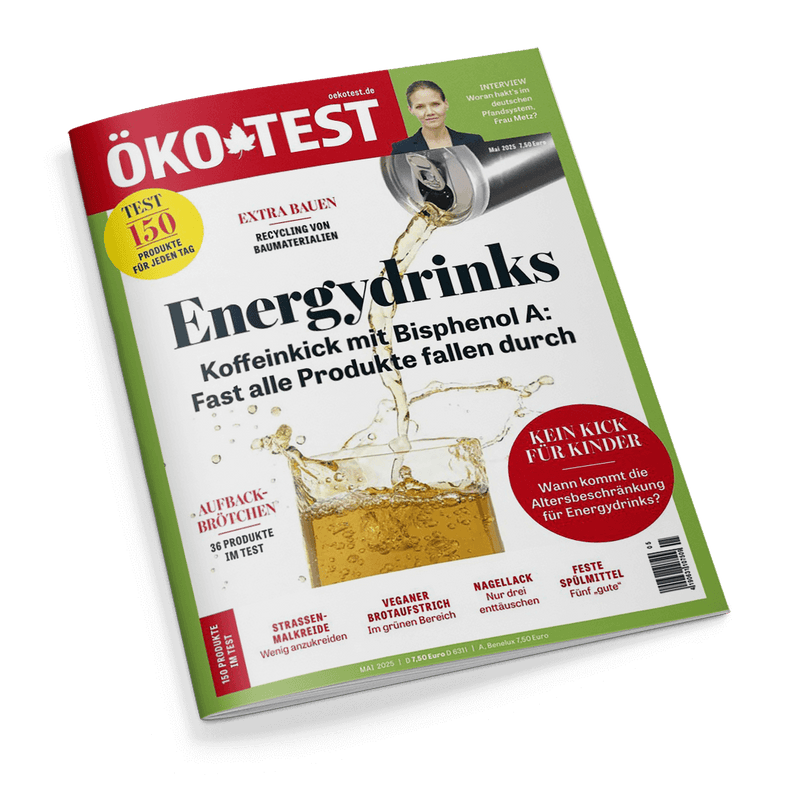 Cover der Zeitschrift ÖKO-TEST, Ausgabe Mai 2025. Das Hauptmotiv zeigt einen Energydrink, der aus einer Dose in ein Glas gegossen wird, mit der Schlagzeile Energydrinks – Koffeinkick mit Bisphenol A: Fast alle Produkte fallen durch.