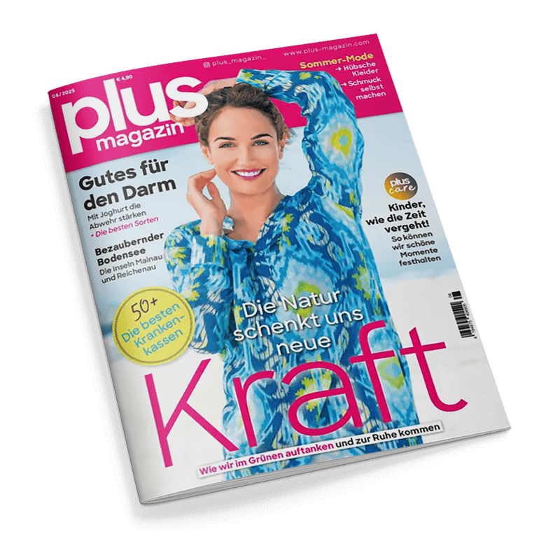 Cover des plus magazin 06/2025 mit einer lächelnden Frau in blauem Oberteil und der Schlagzeile Die Natur schenkt uns neue Kraft.