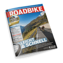 Cover des Magazins ROADBIKE: Drei Radfahrer auf einer bergigen Straße. Hauptschlagzeile: Leicht & Schnell.