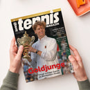 Tennis-Magazin „tennis MAGAZIN“ in schräger Draufsicht, von zwei Händen gehalten. Das Cover zeigt einen männlichen Tennisspieler in weißem Oberteil mit goldenem Pokal; sichtbare Texte: „SEIT 50 JAHREN DIE NR. 1“, „Goldjunge“, „Sinner schlägt Zverev im Wimbledon-Finale“, „GROSSE PLÄNE Saudi-Arabiens spektakuläre Stadion-Visionen“ und „AUFSTEIGER Flavio Cobolli im Interview“.