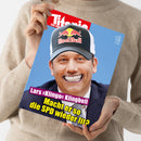 Weibliche Person im beigefarbenen Strickpullover hält eine schräg ausgerichtete Zeitschrift mit blauem Titelbild. Darauf: lächelnder Mann mit schwarzer Red-Bull-Kappe, die Aufschrift „Red Bull“ sowie die Schlagzeilen „Lars Klingbeil Klingbeil“ und „Macht er so die SPD wieder fit?“. Oben ist teilweise „Tina“ und „DAS ENDE“ erkennbar.