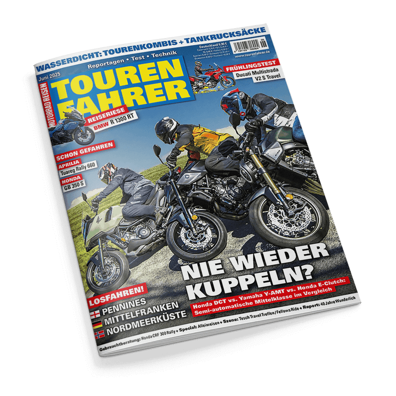 Magazincover Touren Fahrer Juni 2025 mit drei Motorradfahrern auf einer Schotterpiste und der Schlagzeile Nie wieder Kuppeln?.