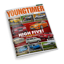 Schräg fotografiertes Hochglanz-Cover des Automagazins „YOUNGTIMER“ mit grünem „Motor Klassik“-Logo und den Texten „DIE KULT-KLASSIKER DER 70ER, 80ER UND 90ER“ sowie „JULI/AUGUST 2026“. Auf rotem und weißem Layout sind mehrere Fahrzeuge in Gelb, Rot, Orange, Weiß, Blau und Silber abgebildet, darunter Chevrolet Camaro, Audi 100, Ford Focus ST, Mercedes, Audi RS2, Volvo 850, VW Multivan und Pontiac Fiero; außerdem sind kleine Personenabbildungen erkennbar.