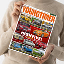 Weibliche Person in beigem Strickpullover hält eine schräg fotografierte Zeitschrift mit weißem Rand und rotem Titelbild. Sichtbare Texte: „YOUNGTIMER“, „DIE KULT-KLASSIKER DER 70ER, 80ER UND 90ER“, „MotorKlassik“ und „HIGH FIVE!“; abgebildet sind mehrere farbige Youngtimer und weitere Autos.