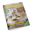 Titelbild des Magazins Zuhause Wohnen: Ein stilvoll gedeckter Esstisch in einer hellen Wohnküche mit der Schlagzeile Wie Wohnen wirklich glücklich macht.